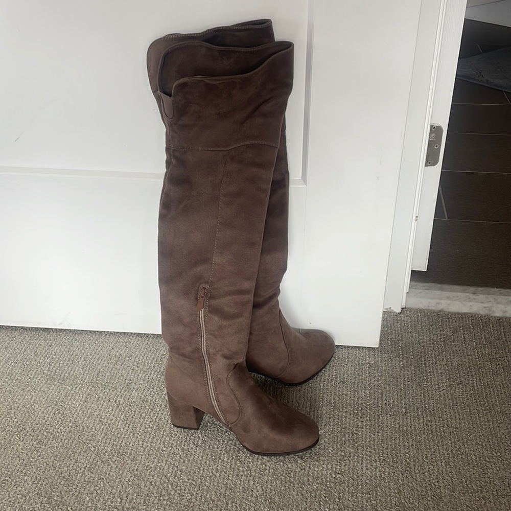 Womens over the knee fashion boots size 8 in taupe color suede like